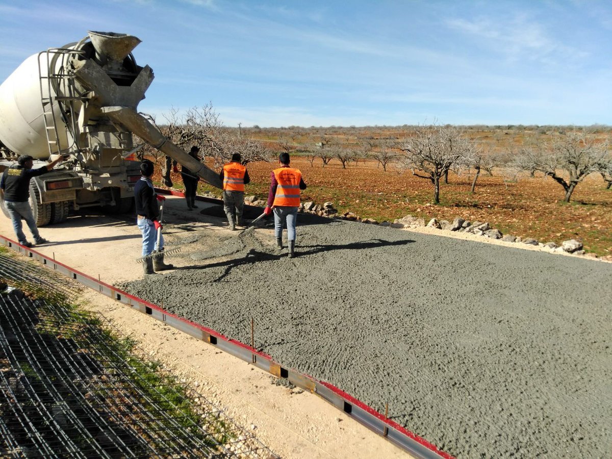 sbbkirsalyollar's tweet photo. Tüm İlçelerimizde Beton Yol Programi Kapsamında  Halfeti İlcemizde Yk.Goklu-Dergili-Sirataslar Mahalle Yolunda Beton Dökümüne Başladık.Hayırlı Olsun.@nihatcftc 
#BüyükşehirHerYerde https://t.co/ZmXKWL4BHM