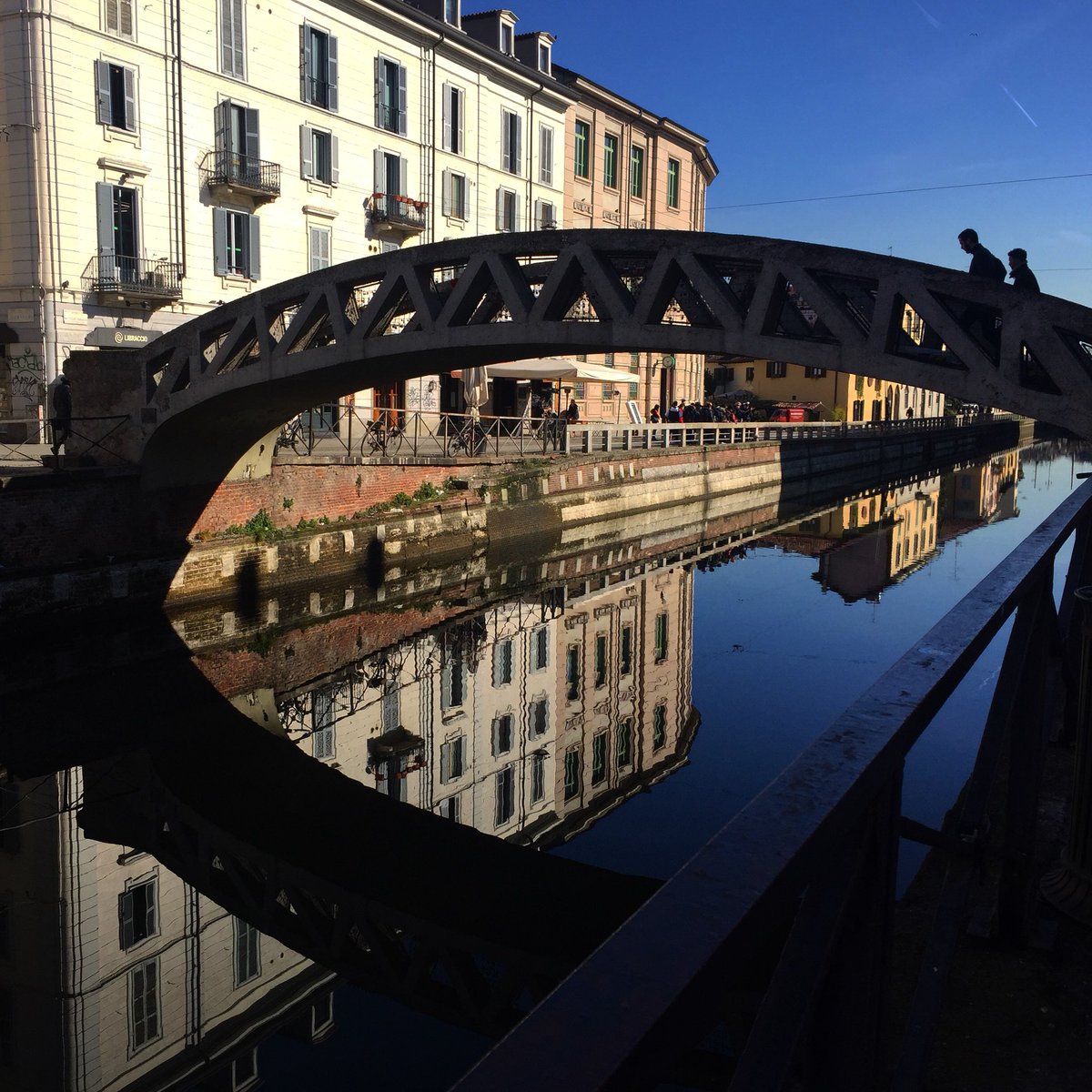 Blu 🦋 magic #navigliogrande  #reflection #perfect #deep #beautiful #dream #milano #igersmilano #ripadiportaticinese #fromwintertospring