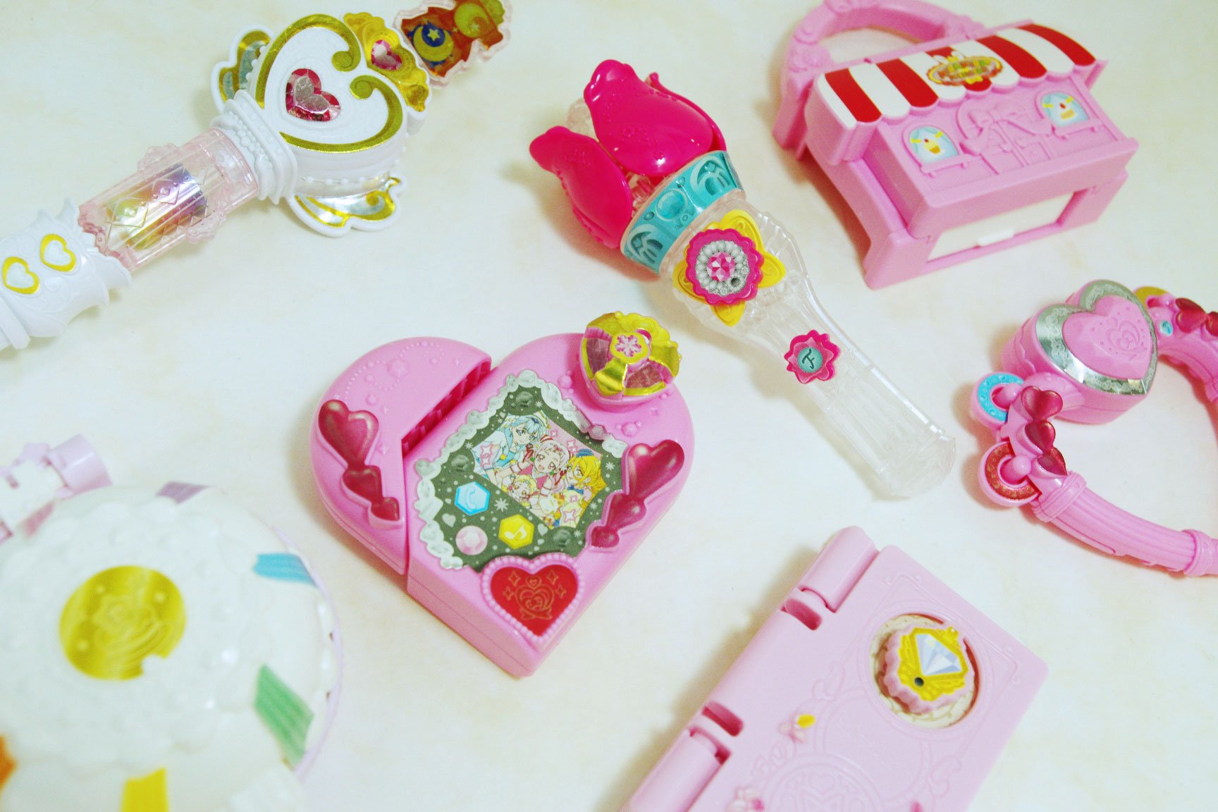 プリキュア食玩公式 バンダイ キャンディ 歴代のなりきり食玩を集めてみました 今まで平面で再現していた玩具連動アイテムが 立体に より再現性を高めるためにこだわったポイントです Precure プリキュア