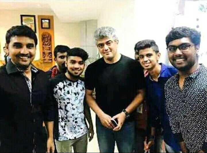 GuruAjith1's tweet photo. Unseen Click Of #Thala_Ajith With Fans https://t.co/tR783eTMp9
