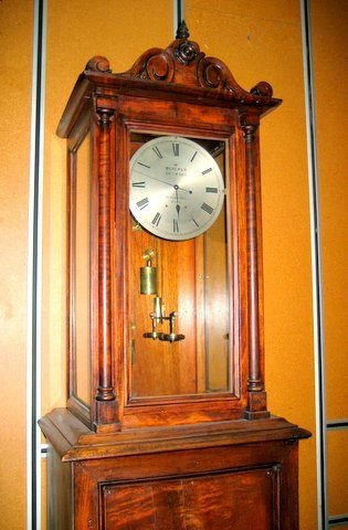 AlfredRPico's tweet photo. Aquest rellotge porta funcionant des de 1864 sense que ningú li doni corda. El #BeverlyClock a Dunedin #NewZealand funciona amb els canvis de pressió i temperatura. #meteo #Ciencia #Experimento #Historia @fermatslibrary https://t.co/Lc4D350Qyb