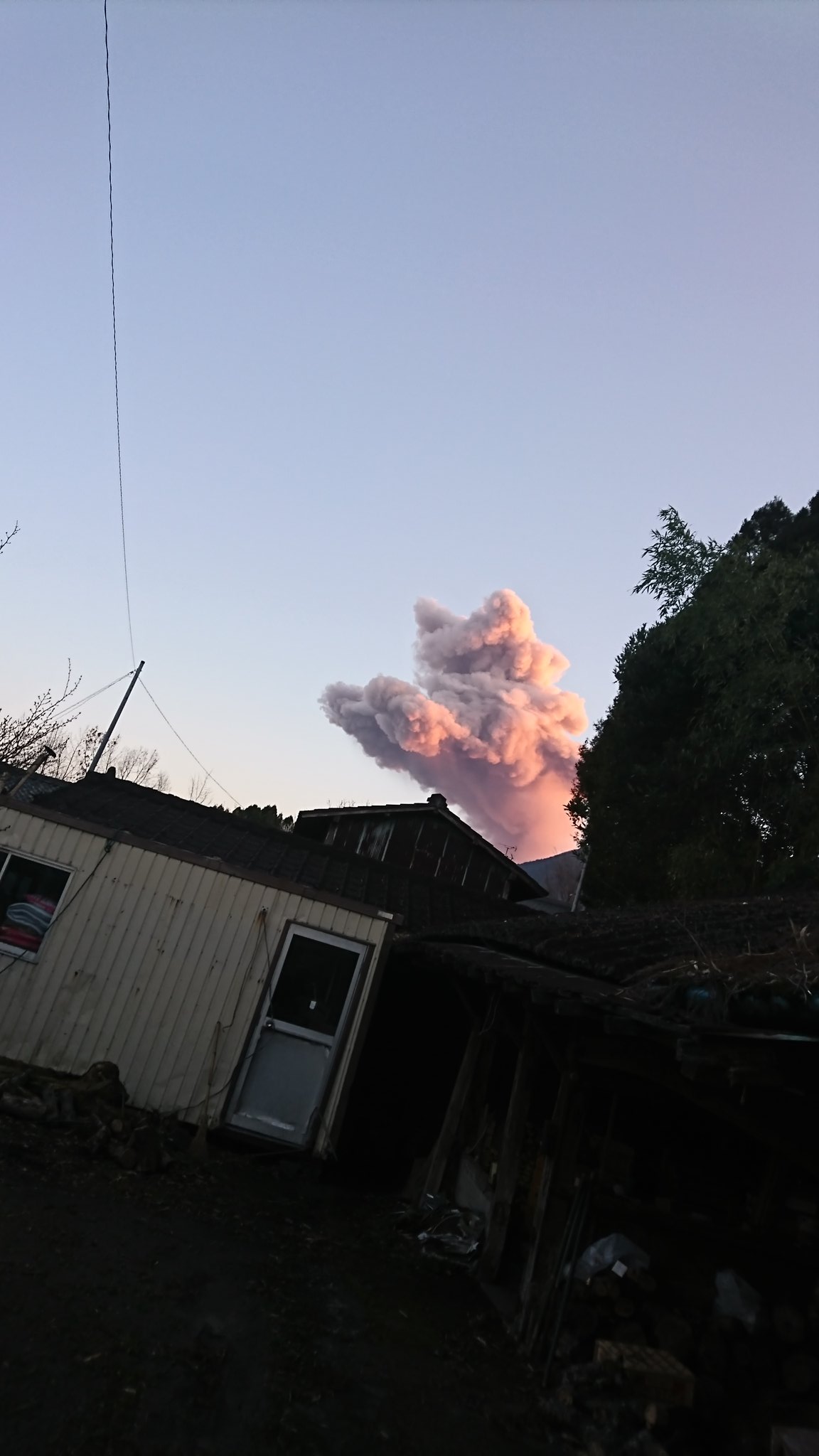 火山噴火で猫神様登場 現地の人は複雑な気持ちを抱えてる 話題の画像プラス 火山噴火で猫神様登場 現地の人は複雑な気持ちを抱えてる 話題の画像プラス