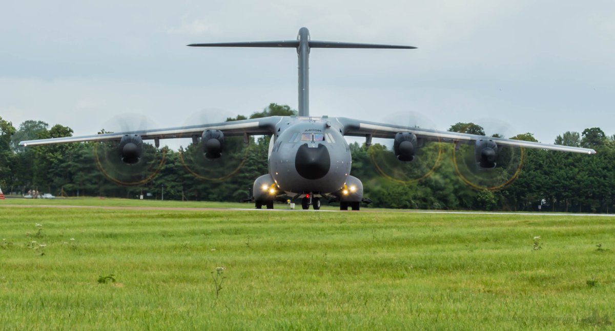 AeroDPhotograph's tweet photo. Theres always something very cool about a head on shot, airborne or not!
@airtattoo @AirbusA400M @RoyalAirForce #A400M #RIAT17 #fulldisc #aircrafts #avaition #AvGeek #avgeeks #lovemeanairbusshot #fatty #fairford https://t.co/neX1AHRwXW