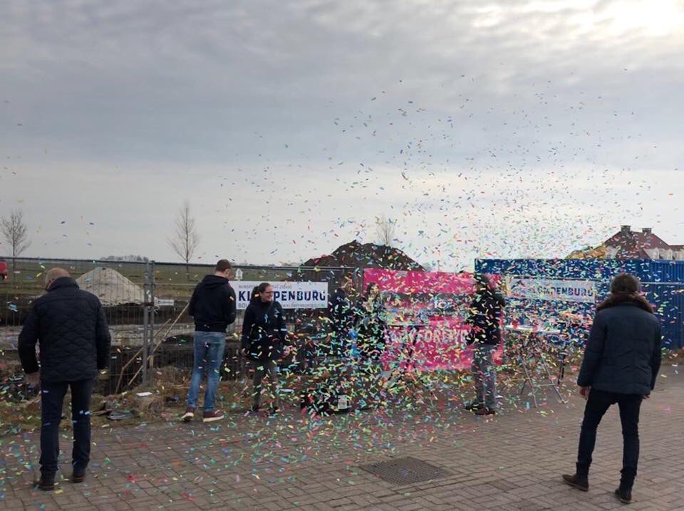 plegt's tweet photo. Gisteren start bouw gevierd @ReadyforLiving Blokzijl met kopers en alle overige betrokken partijen! @Klompenburg https://t.co/RVC0AHHQtV