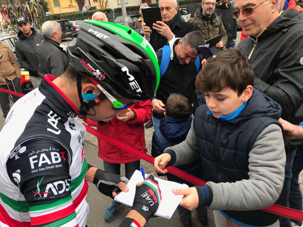 TeamEmiratesUAE's tweet image. ✍🏻📸@FabioAru1 and @GannaFilippo meeting the fans before Stage 4 @TirrenAdriatico 🇮🇹 

#UAETeamEmirates #FansSession #TirrenoAdriatico