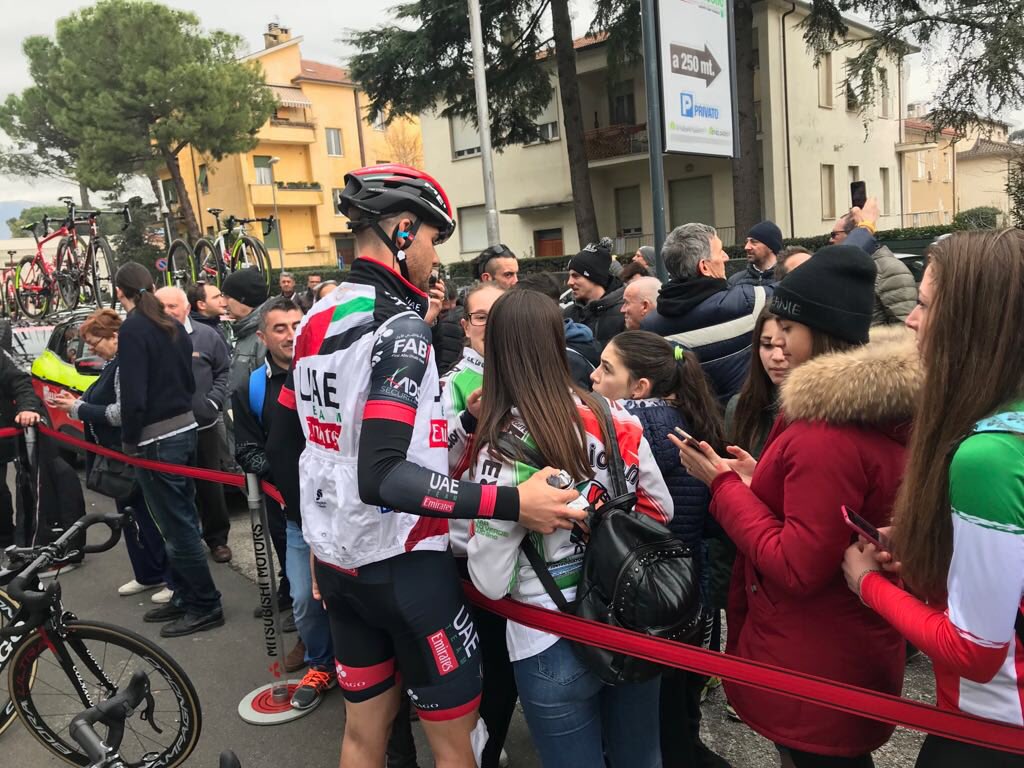 TeamEmiratesUAE's tweet image. ✍🏻📸@FabioAru1 and @GannaFilippo meeting the fans before Stage 4 @TirrenAdriatico 🇮🇹 

#UAETeamEmirates #FansSession #TirrenoAdriatico