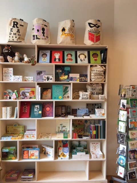 Hoera Java Bookshop 8 jaar! We beginnen de Boekenweek feestelijk met een nieuwe kast!