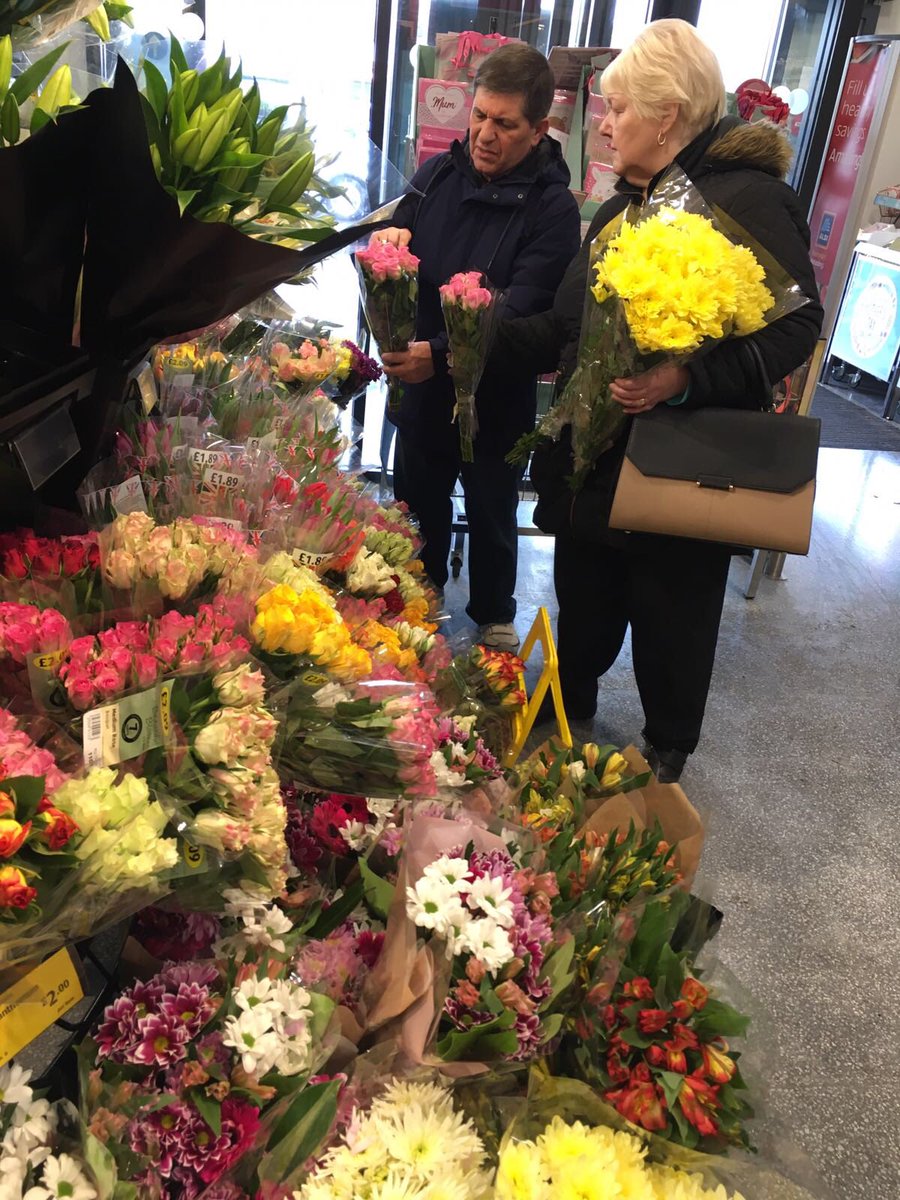 Deli_Lejla's tweet photo. Mother’s Day Uk in full swing! @Deliflor @deliflorjeroen #chrysantheMUMS https://t.co/6rmlVLH1yy