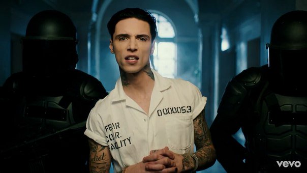 Andy black wake up. Wake up black. энди бирсак в клипе wake up. бирсак 2009. Wake up black.