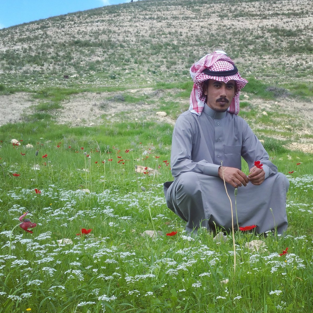 تطري والى منّك طريت اتبسّم
ياليت مايطري علي غير طاريك

⁧