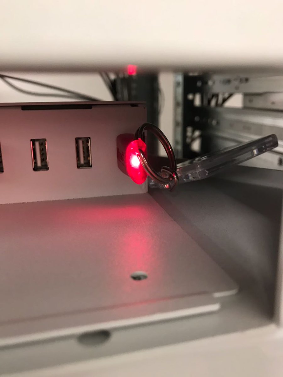 hoffiv6's tweet photo. Ein Mann, ein Wort, ein eingesteckter Dongle.
Die Migration ist in vollem Gange.
#TheRedLightIsOnFire
#HaiFiveGoLive
#HAI5 https://t.co/ImSu52MLnT