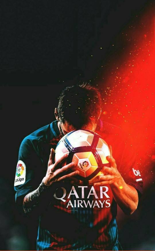 Hãy ngắm nhìn bức ảnh Messi wallpaper độc đáo để cảm nhận sự tài năng và nỗ lực không ngừng của siêu sao bóng đá này. Nền vàng với hình ảnh Messi sẽ đưa bạn đến gần hơn với ngôi sao này, tạo nên sự kích thích và hứng thú với bóng đá.