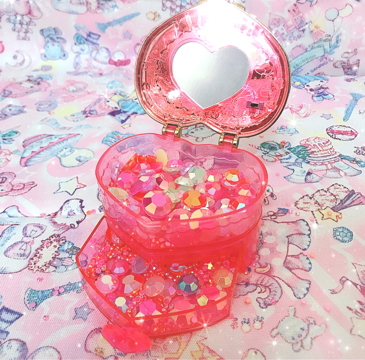 Megyumira らぶ キャラ Vol 25 ライトつき プリンセスドレッサー 蓋はもちろんキラッキラのメッキ仕様 そしてキティ マイメロディ ぼんぼんりぼんのイラストや 石も 蓋を開けると鏡やライトが点くスイッチ もあります 下段は