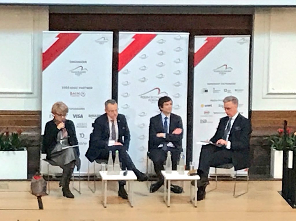 patrykmichalski's tweet photo. "Mam nadzieję, że nie będzie zasady uzależnienia budżetu UE od praworządności" - mówi @danutahuebner na #PFE2018 w Londynie. @RMF24pl https://t.co/92H47oQ1nk