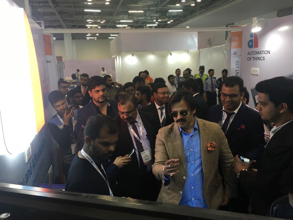 supreethshetty's tweet photo. Captivated @vivekoberoi for sure at our Experience Center #ELECRAMA2018. Impressed with his knowledge of the domain and the startup ecosystem in particular. Thank you for gracing our stall and listening in!! #ElecramaStartupAwards https://t.co/8shHFh5M2j