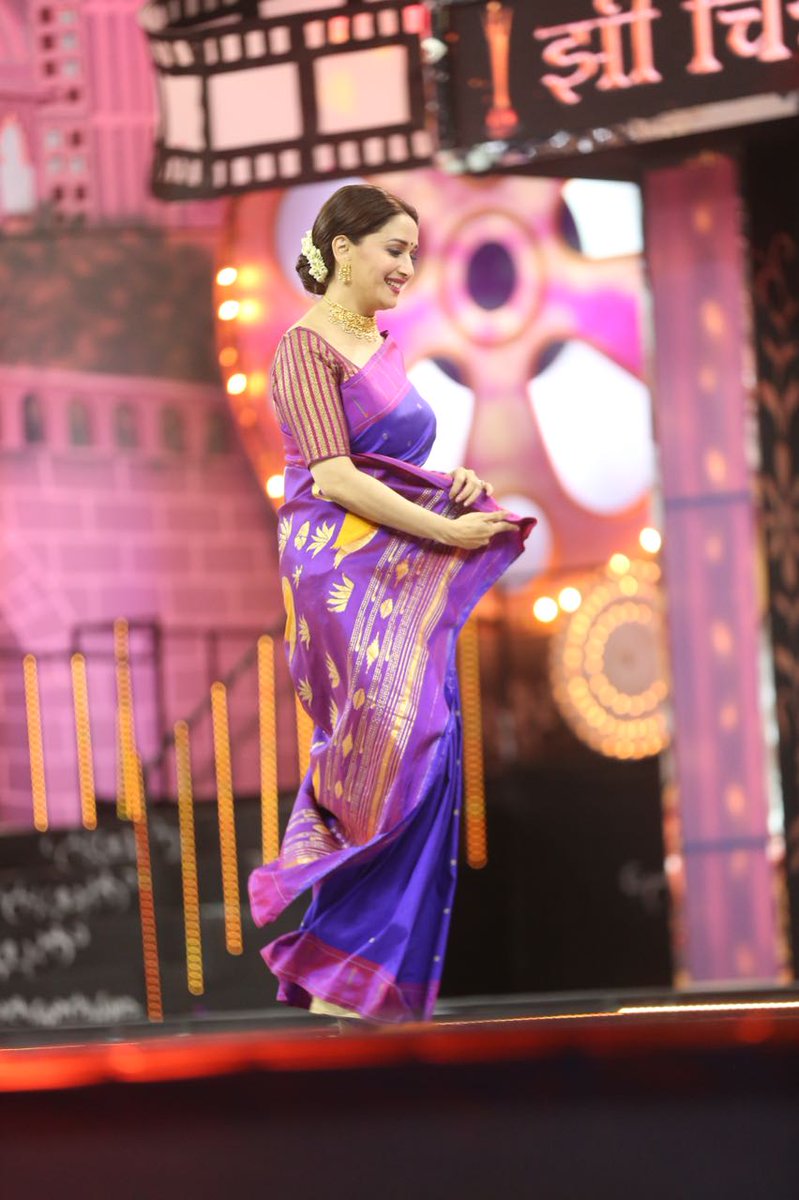 bluemustangcs's tweet photo. When Paithani looks more beautiful,graceful because of @MadhuriDixit !!😊
#MadhuriDixit #ApliMadhuri #DhakDhakGirl #MarathiMulgi #marathi #actor #bollywood #ZeeGaurav2018 
@DARPictures @Darkhorsecine @tejasdeoskar @ashoksubhedar @BucketListFilm @MadhuriEmpress @MadhuriD_Tweets https://t.co/ewJ0CgJX24