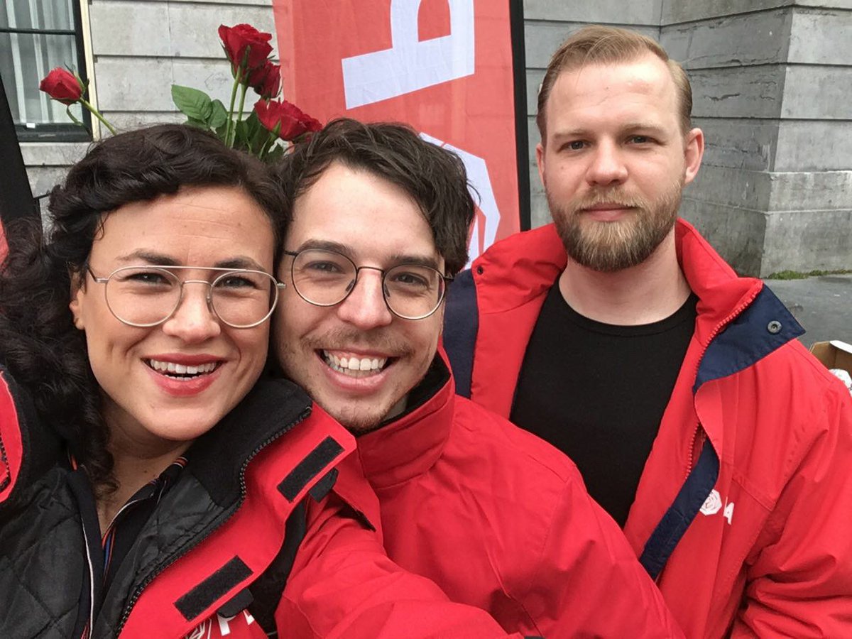 jjkrooneman's tweet photo. Utrecht kleurt rood met @pvdautrecht. Nu met @StijnJansen90 en @LRoorda op de stadhuisbrug. Goede gesprekken over de toekomst van deze mooie stad #Utrecht #GR2018 https://t.co/kkGPGHKHWn