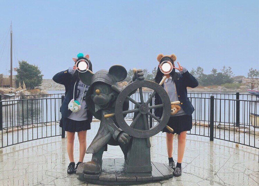 n_nm68's tweet photo. きょーかとディズニー！！！！
めーっちゃ寒くて雨やばくて天気最悪だったけど、最高に楽しかった♥ https://t.co/P0jTudxpPk