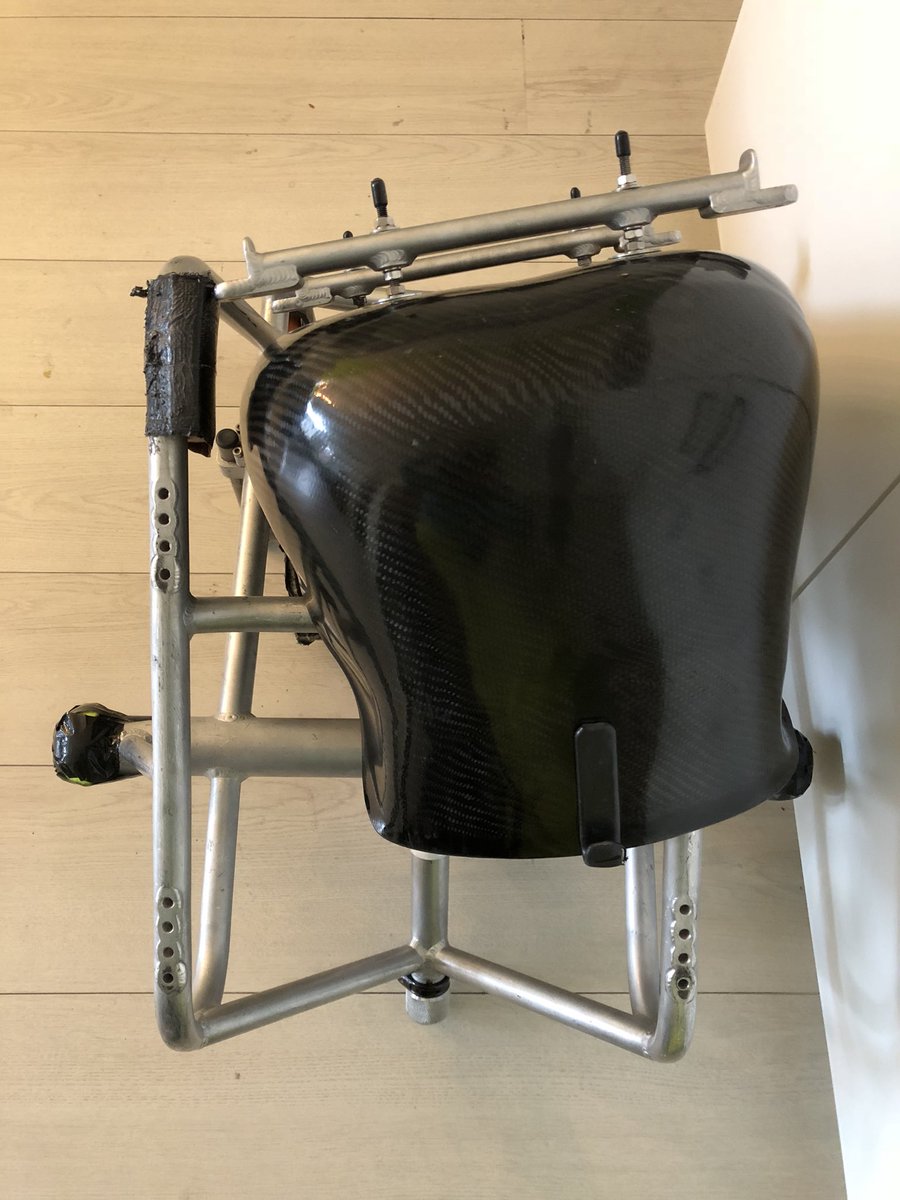 MarjoleinBuis's tweet photo. Welk bedrijf kan mij helpen aan een koffer/kist om het gedemonteerde frame van mijn tennisrolstoel veilig in te vervoeren als ik ga vliegen? Binnenmaten 68x55x56cm. Eisen: lichtgewicht, breukbestendig en zo compact mogelijk. Retweet wordt gewaardeerd! https://t.co/I0xDiPwnQE https://t.co/QWcyOY9CVW
