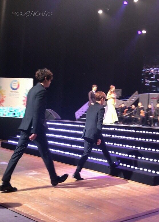 sunlop's tweet photo. จังหวะก้าวขาเดินจะเหมือนกันขนาดนี้ไม่ได้นะคะ แล้วดูขนาดตัว ยักษ์กับคนแคระเหมือนที่น้องแบ้กเคยบอกจริงๆด้วย https://t.co/0G9j32RuLR