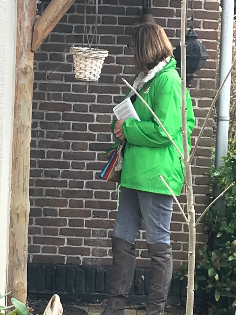 GroenLinks_GM's tweet photo. Goede reacties van bewoners in Naarden op de markt en huis-aan-huis.   #nietschreeuwenmaarpraten #GR2018 #stemvoorverandering https://t.co/a5PDD1SWpf