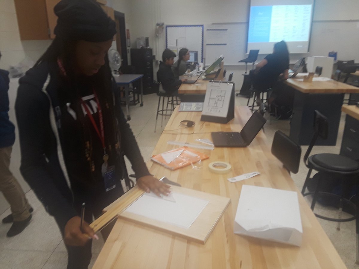 KingSTEMgineer's tweet photo. Lots of awesome learning in STEM lab this week. Our future engineers hard at work! #KINGSTEMgineers #SISDSTEM18 https://t.co/HWjyzwTlfZ