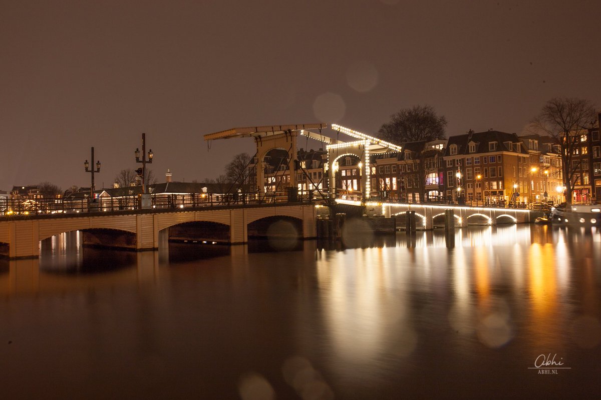DwivediAbhi's tweet photo. Half of Amsterdam was dark due to power outage. Tried to capture this rare phenomenon over the #skinnybridge #stroomstoring https://t.co/6d30OBzqQZ