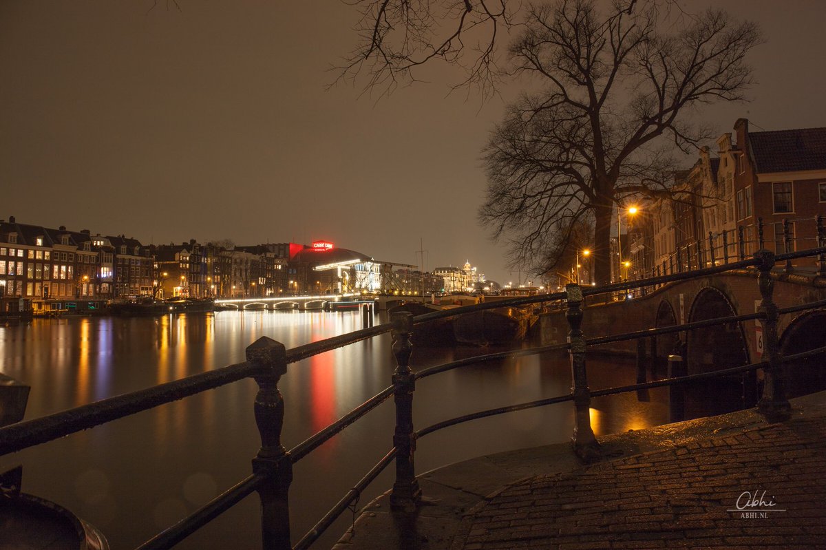 DwivediAbhi's tweet photo. Half of Amsterdam was dark due to power outage. Tried to capture this rare phenomenon over the #skinnybridge #stroomstoring https://t.co/6d30OBzqQZ