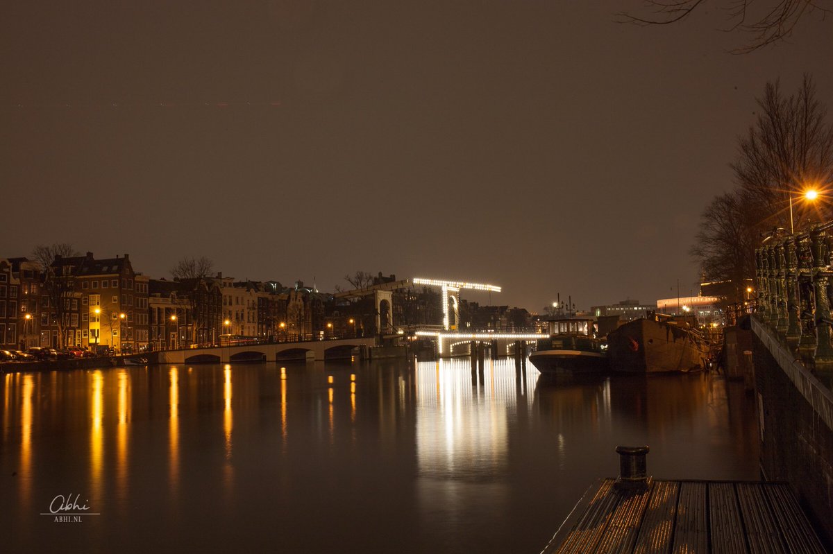 DwivediAbhi's tweet photo. Half of Amsterdam was dark due to power outage. Tried to capture this rare phenomenon over the #skinnybridge #stroomstoring https://t.co/6d30OBzqQZ