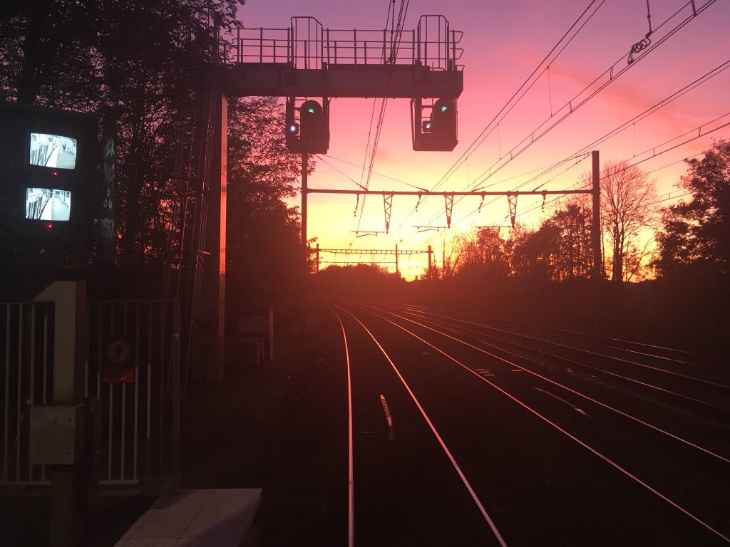 CyrilouSan's tweet photo. #JaimeLaSNCF parce que grâce à elle, j’ai eu le bureau avec la plus jolie des vues ❤️ et vous @SmileyTrains @ElconductorRERC @LanxadeLydie @Laetitou91 @lptmathilde @Skyschips @MonConducteur @Philippe_Peray @EmilienDeTours vous en pensez quoi de votre vue par la fenêtre? 🙂 https://t.co/zw6WQcusAG