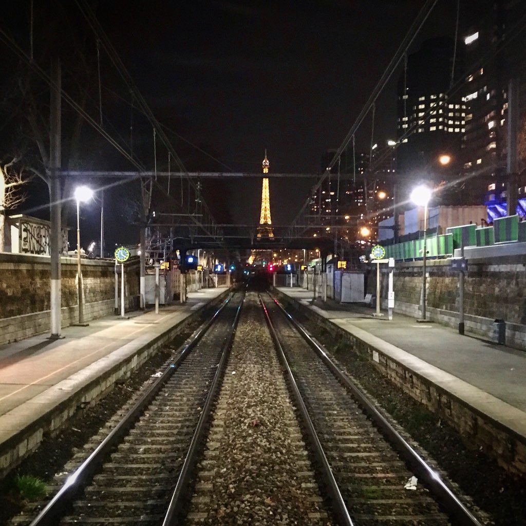 CyrilouSan's tweet photo. #JaimeLaSNCF parce que grâce à elle, j’ai eu le bureau avec la plus jolie des vues ❤️ et vous @SmileyTrains @ElconductorRERC @LanxadeLydie @Laetitou91 @lptmathilde @Skyschips @MonConducteur @Philippe_Peray @EmilienDeTours vous en pensez quoi de votre vue par la fenêtre? 🙂 https://t.co/zw6WQcusAG