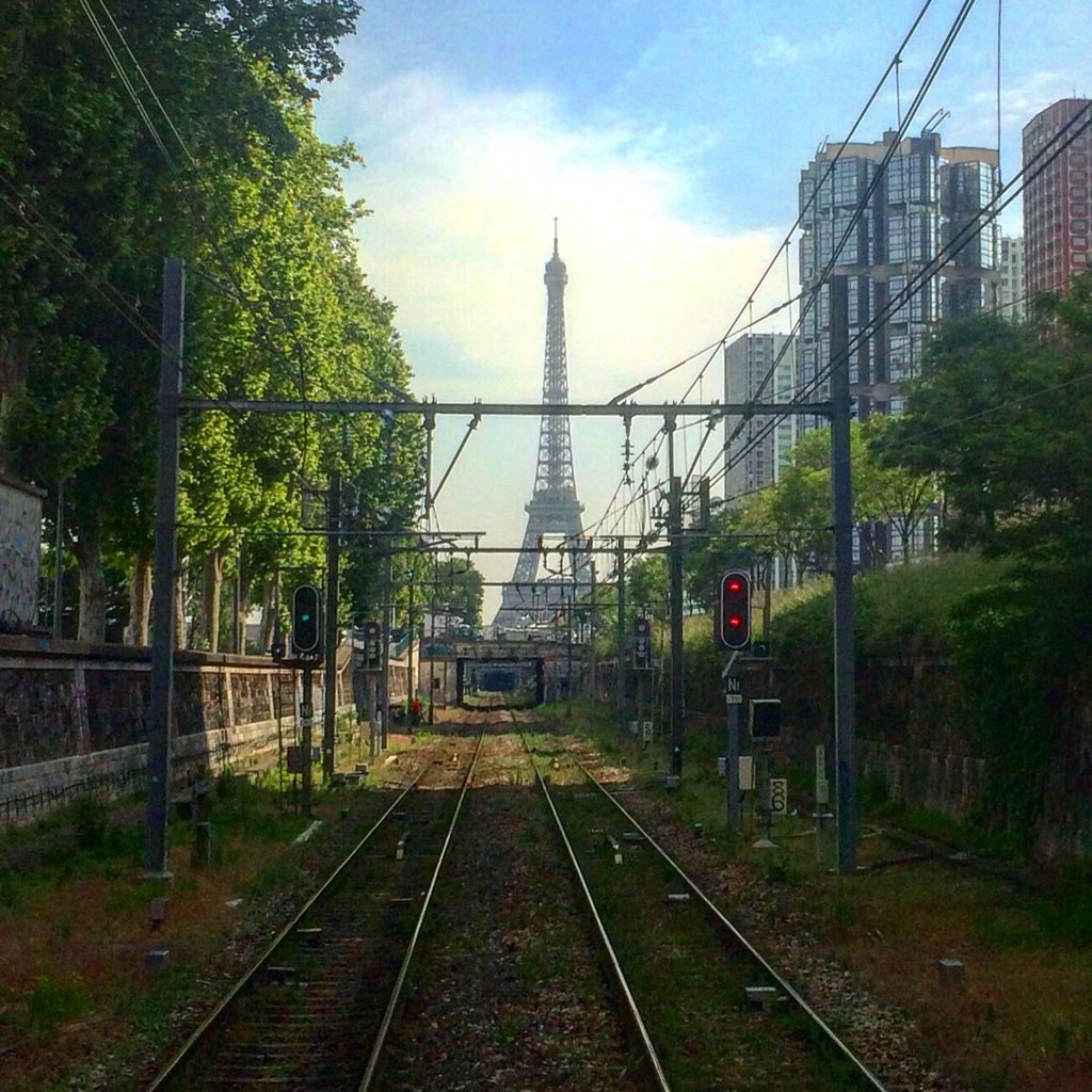 CyrilouSan's tweet photo. #JaimeLaSNCF parce que grâce à elle, j’ai eu le bureau avec la plus jolie des vues ❤️ et vous @SmileyTrains @ElconductorRERC @LanxadeLydie @Laetitou91 @lptmathilde @Skyschips @MonConducteur @Philippe_Peray @EmilienDeTours vous en pensez quoi de votre vue par la fenêtre? 🙂 https://t.co/zw6WQcusAG