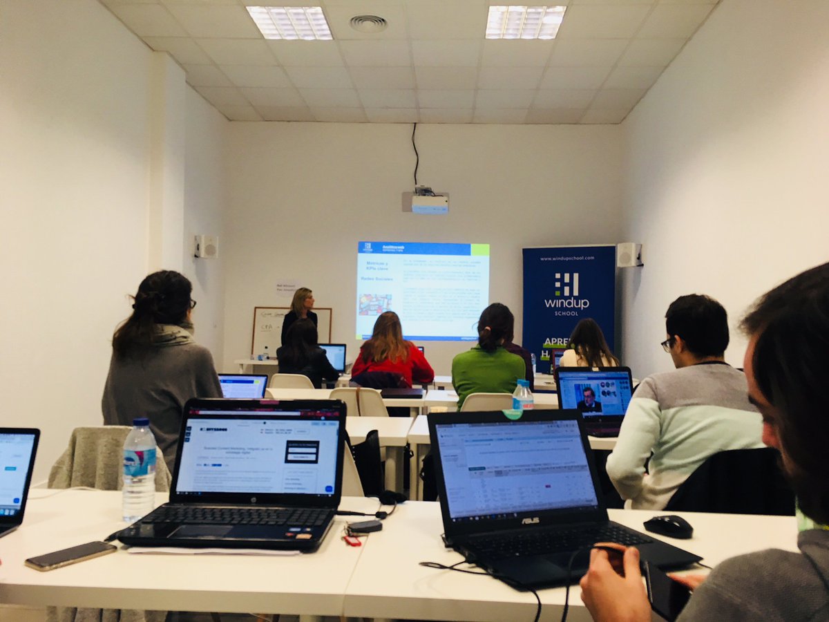 Mariahidalvila's tweet photo. Escuchando a @MartaRodriguezA hablando sobre métricas en @WindupSchool :) Me encanta! https://t.co/5UWSC9eRo8