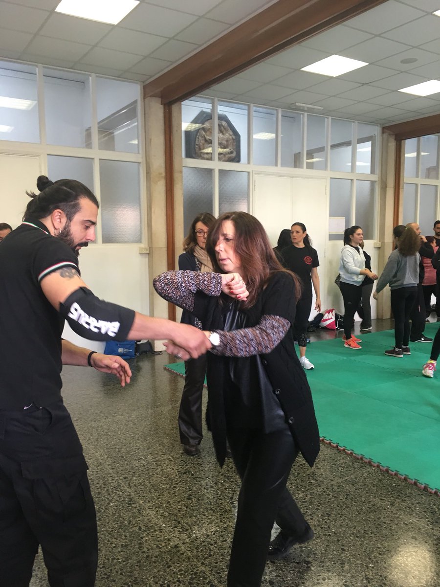 isabellarauti's tweet photo. Oggi ci esercitiamo per la difesa personale civile con @FederKravMaga   #donne #noviolenzadonne #handsoffwomen #nofemminicidio #difesapersonale #difesa https://t.co/EnaQ4aRObl