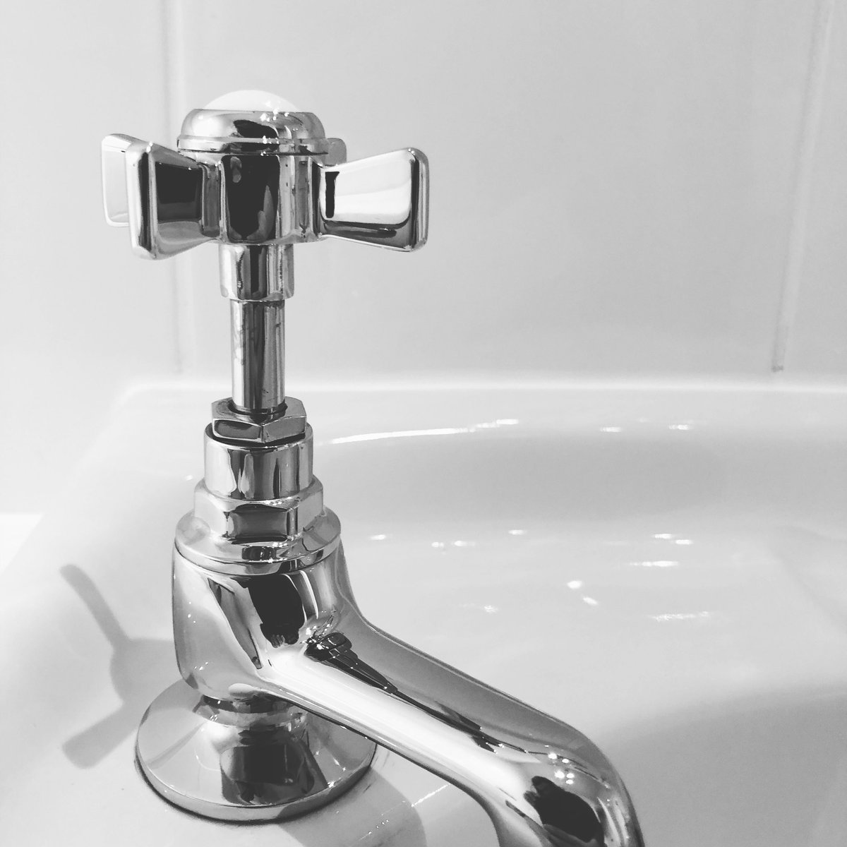GlenegedaleH's tweet photo. This is one of my favourite jobs every single day ... cleaning and polishing the 30 taps in the house every single day #shiny #shinytaps #clean #spotless #likenew #reflection #fivestar #controlfreak #ocdoverdrive @VisitScotland @ExploreArgyll @Islay_Jura @AAHospitality https://t.co/nbYlqarz2G