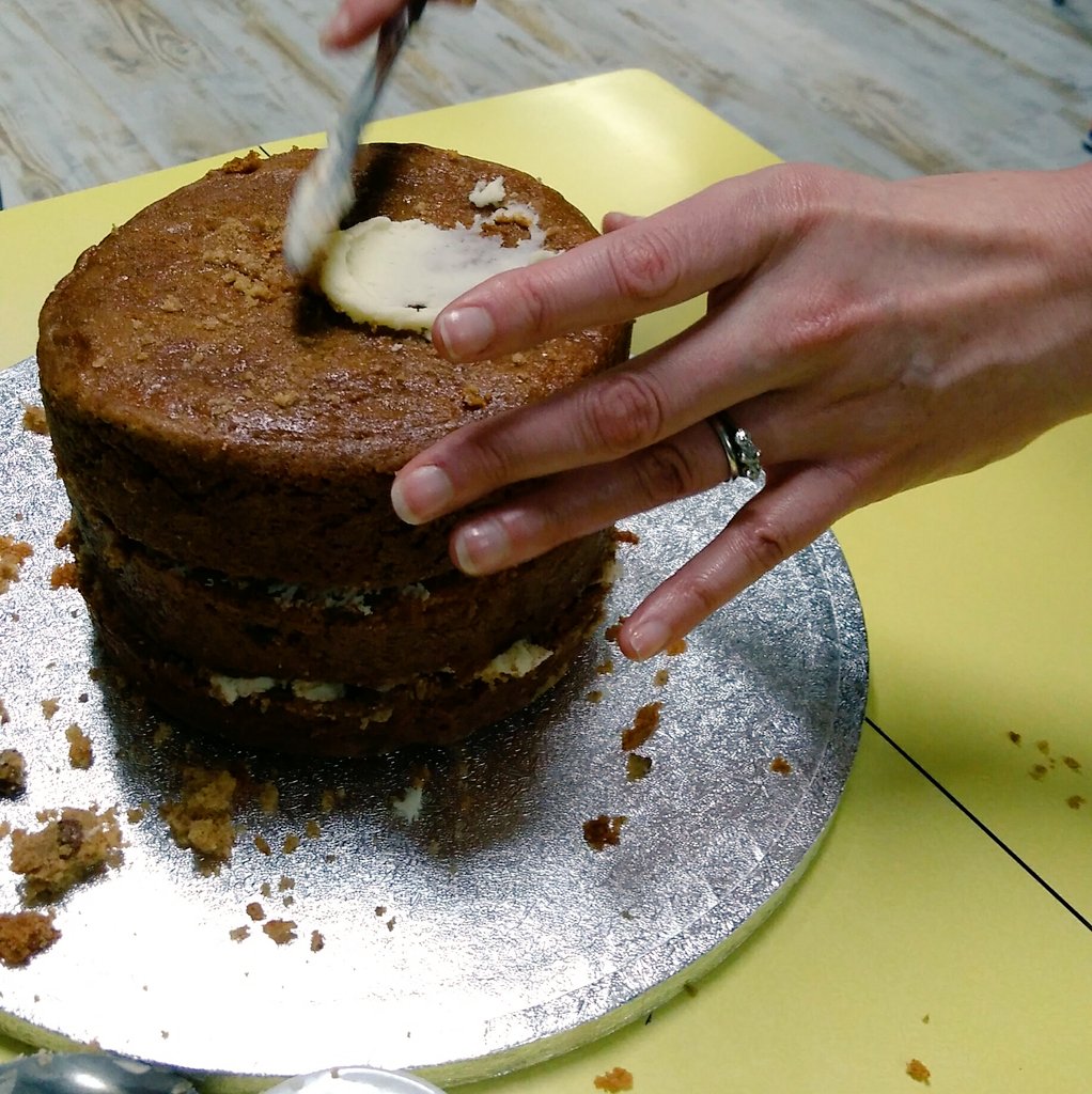 Top tip! Put the tin edge of the cake on top for a smoother edge #unicorncake #masterclass