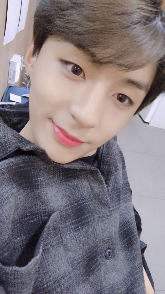 GoldenChild's tweet photo. [#Golden_Child] [#Y] 즐거운 주말되세요 !!! 🤠 https://t.co/1YrApaJVeG