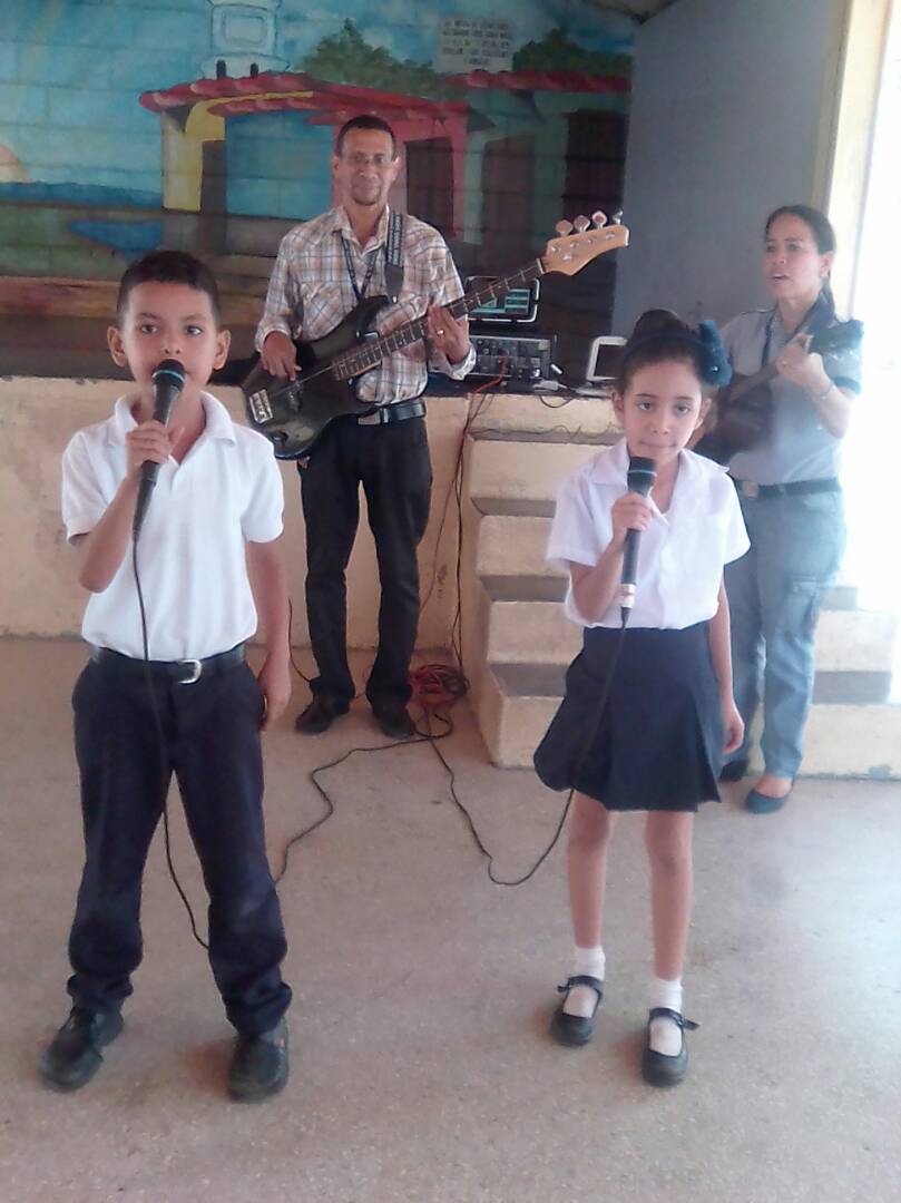 UE_Sanabria's tweet photo. Nuestros niñ@s homenajearon a la mujer con temas de Juan Vicente Torrealba, durante el viernes cultural en el Circuito N° 3. Válery y Rafael representarán al circuito en el Festival Corazón Llanero Municipal. @MPPEDUCACION @JRamos_ZESucre @karsanc @prensazees https://t.co/XUMBw457jI
