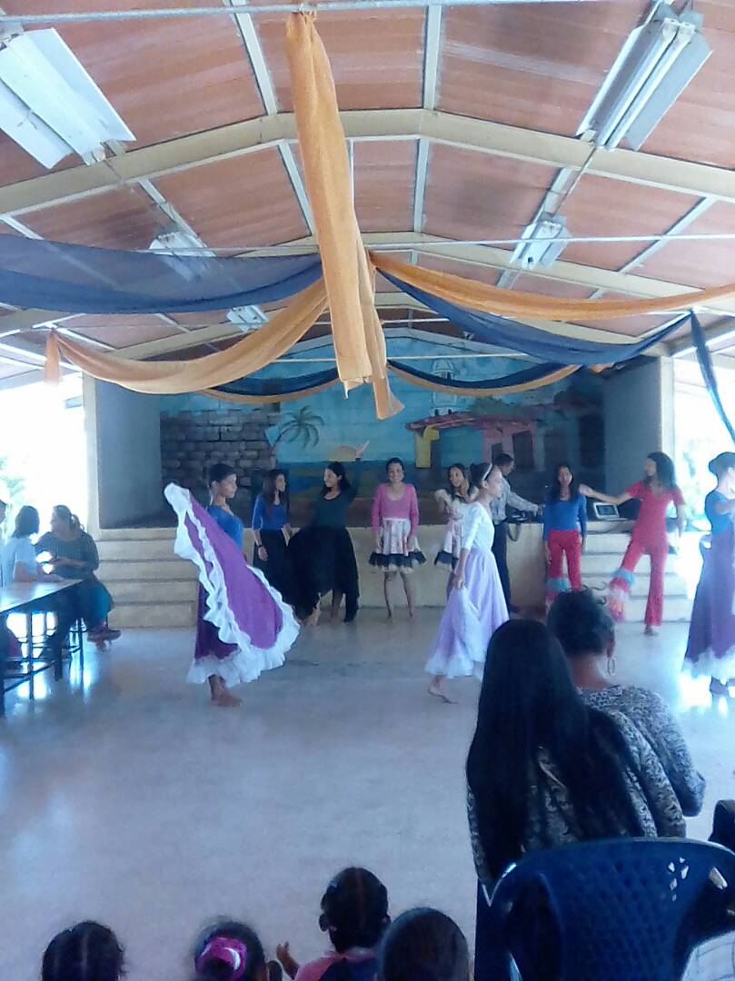 UE_Sanabria's tweet photo. Nuestros niñ@s homenajearon a la mujer con temas de Juan Vicente Torrealba, durante el viernes cultural en el Circuito N° 3. Válery y Rafael representarán al circuito en el Festival Corazón Llanero Municipal. @MPPEDUCACION @JRamos_ZESucre @karsanc @prensazees https://t.co/XUMBw457jI