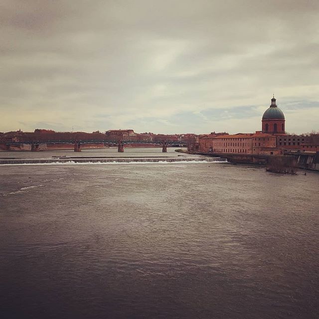 thinkrai's tweet photo. https://t.co/0GMf7On4F9🏞 #Garonne from #PontdesCatalans in #Toulouse 🏛
A 🙂 #sweetmoment #after a good 🤸 #runintoulouse #morning https://t.co/KjTf5iTKOp