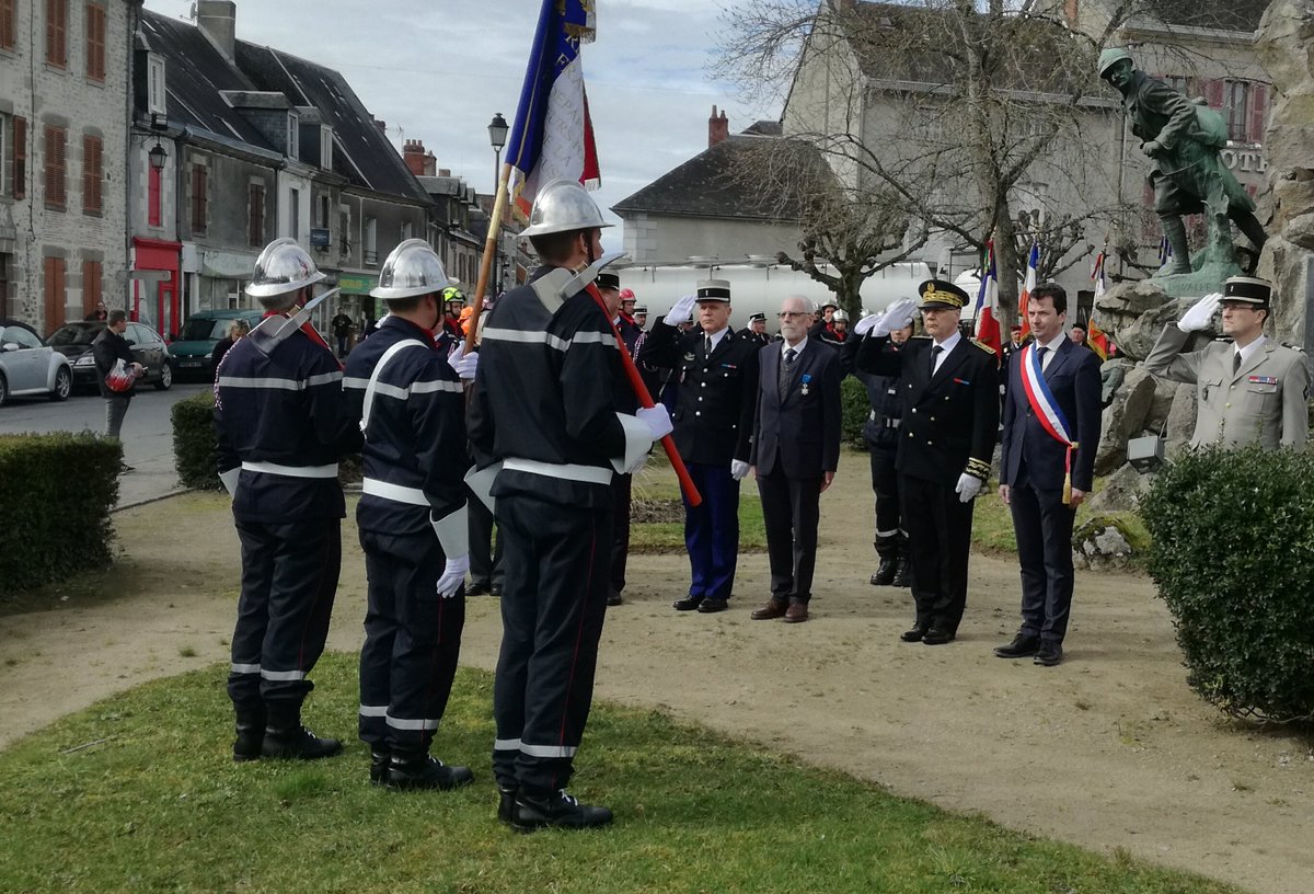 Prefet23's tweet photo. Philippe CHOPIN #Prefet23  participe à la cérémonie de l'assemblée générale de la section creusoise de l’Ordre National du Mérite à Dun-le-Palestel https://t.co/LvGbyj9SJE