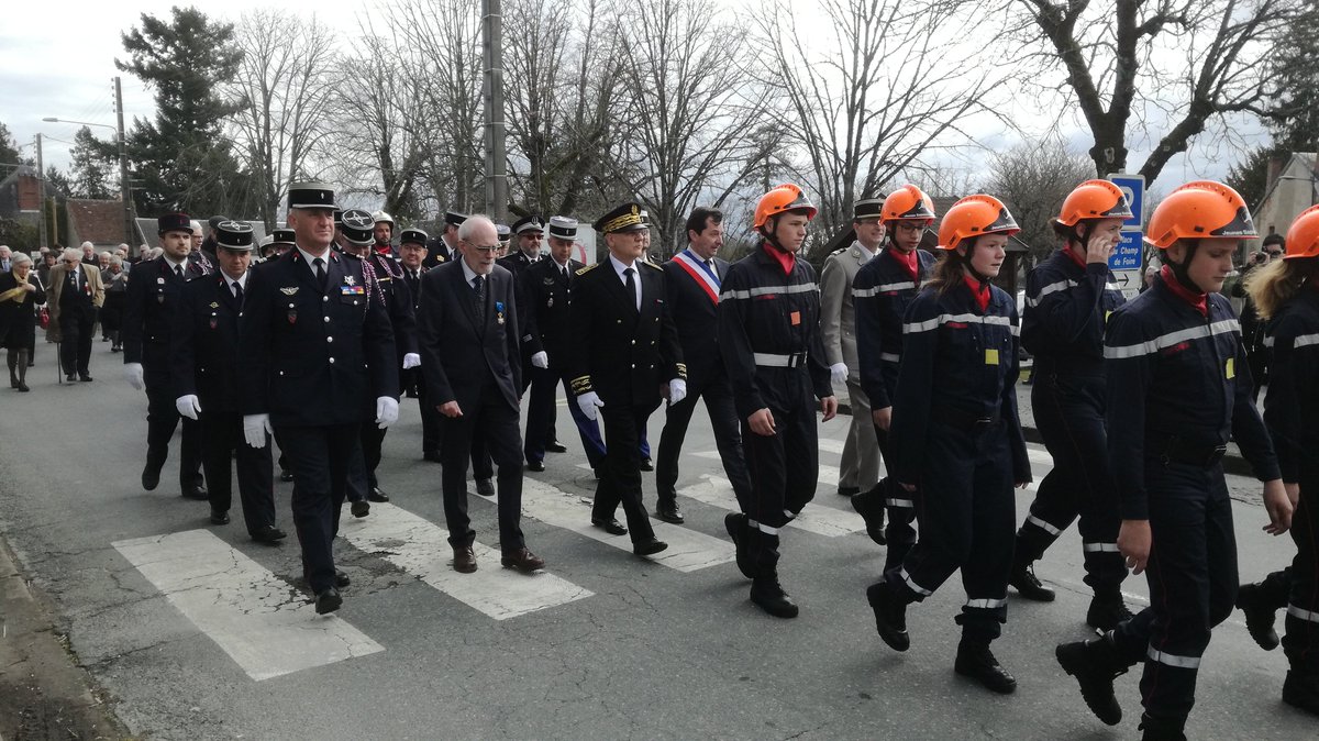 Prefet23's tweet photo. Philippe CHOPIN #Prefet23  participe à la cérémonie de l'assemblée générale de la section creusoise de l’Ordre National du Mérite à Dun-le-Palestel https://t.co/LvGbyj9SJE