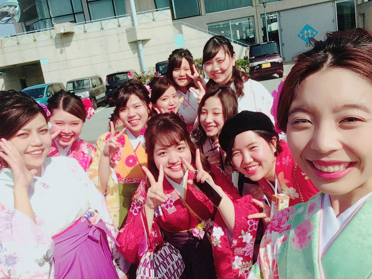 Lyru_xx's tweet photo. 2年間の専門学生生活も終了👩🏻‍🎓
出会いに乾杯🍻
これからは社会人として頑張ります💍

#0307 #卒業式 #BR https://t.co/p60fIVk5O1