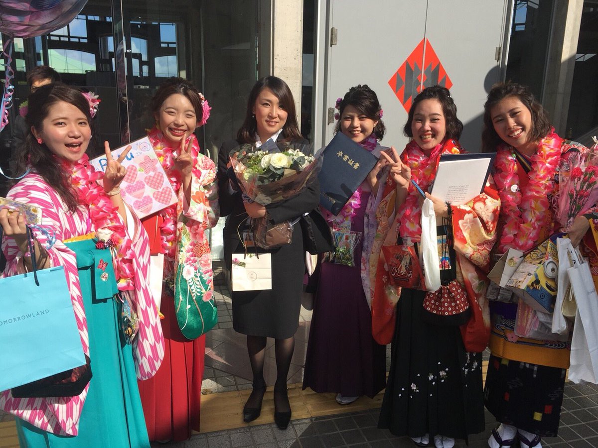 Lyru_xx's tweet photo. 2年間の専門学生生活も終了👩🏻‍🎓
出会いに乾杯🍻
これからは社会人として頑張ります💍

#0307 #卒業式 #BR https://t.co/p60fIVk5O1
