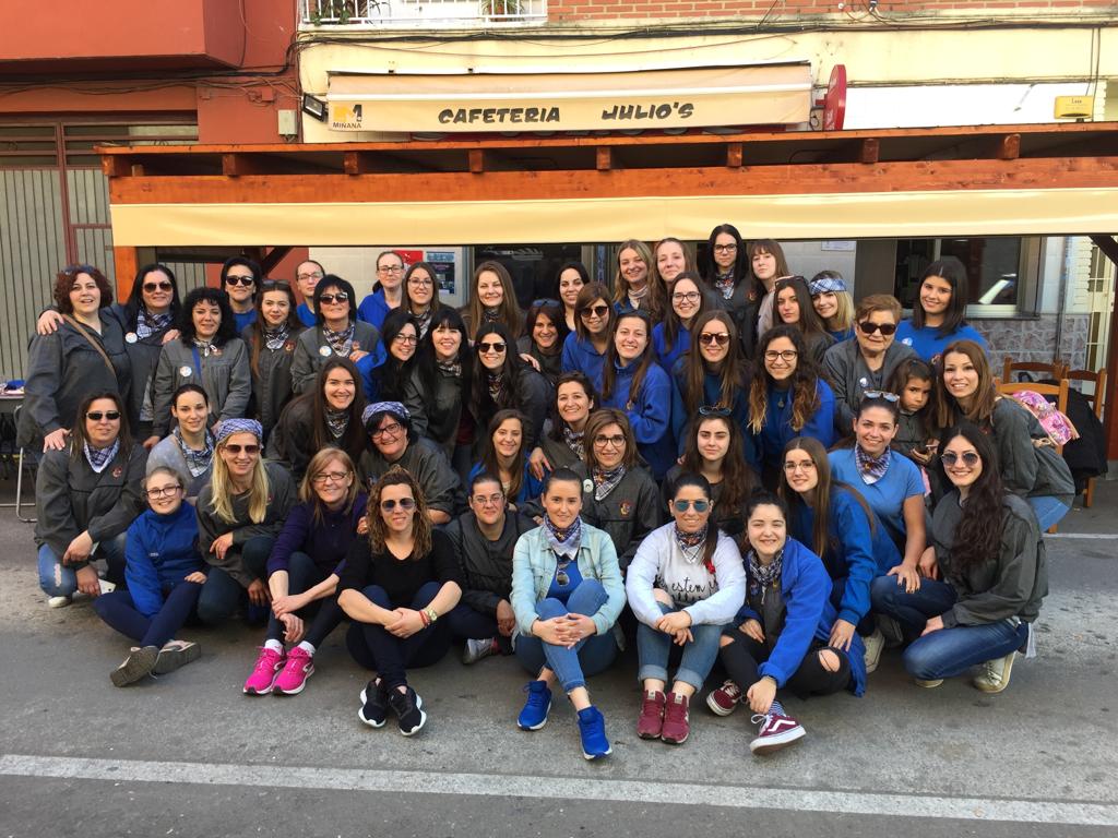 FallaP_SantRoc's tweet photo. "A la meua comissió no som eixes dónes florers de les que tant es parla" #Llibret18 #Falles https://t.co/9ElSYlF4Mc
