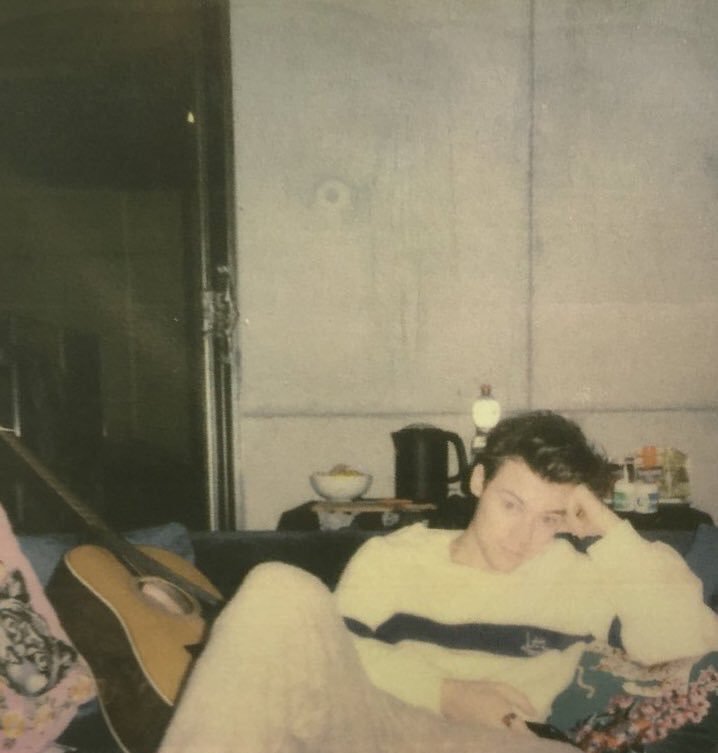 harrymoonchild's tweet photo. THIS PICTURE SCREAMS TEENAGE HEARTTHROB https://t.co/PBUiYTBX4J