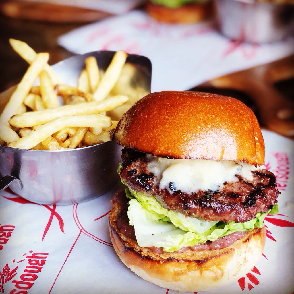 redlione6's tweet photo. Only half an hour until we open!! Hmm #burger ππ #redlione6 #brewburger #publunch #e6 #eastham https://t.co/CGgJGKVYDB