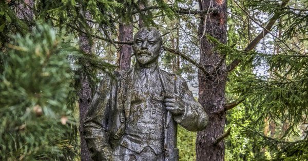 _AchheDin's tweet image. #Tripura Is Not Alone – #LeninStatue ’s Are Falling Around The World, Even Russia -  Symbolic of attaining Freedom from Tyranny &amp;amp; State-sponsored Oppression.
swarajyamag.com/world/tripura-… 
#LeninStatueRow 
#leninparbulldozer