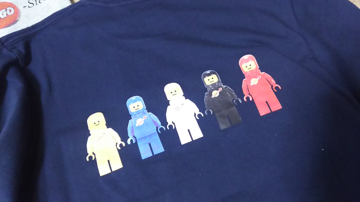 レゴいも レゴut 大型店舗にしか取扱いが無いと知り 近所にはユニクロ大型店が無い様なのでもうオンラインで買った スペースマンとオーバーオールの子がとてつもなく可愛い Lego ユニクロ Ut ミニフィグ