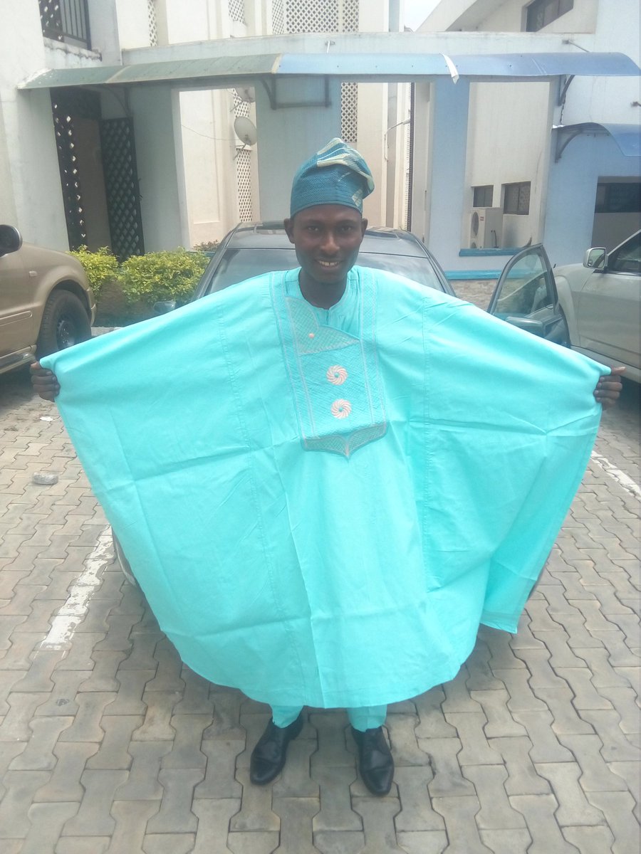 famousseyi's tweet image. My secondary school sweetheart is getting married and party jollof won't eat itself. Can I get like 20K from the prize money for #PFPchallenge as the current leader cos man's got to spray some cash on the dance floor.